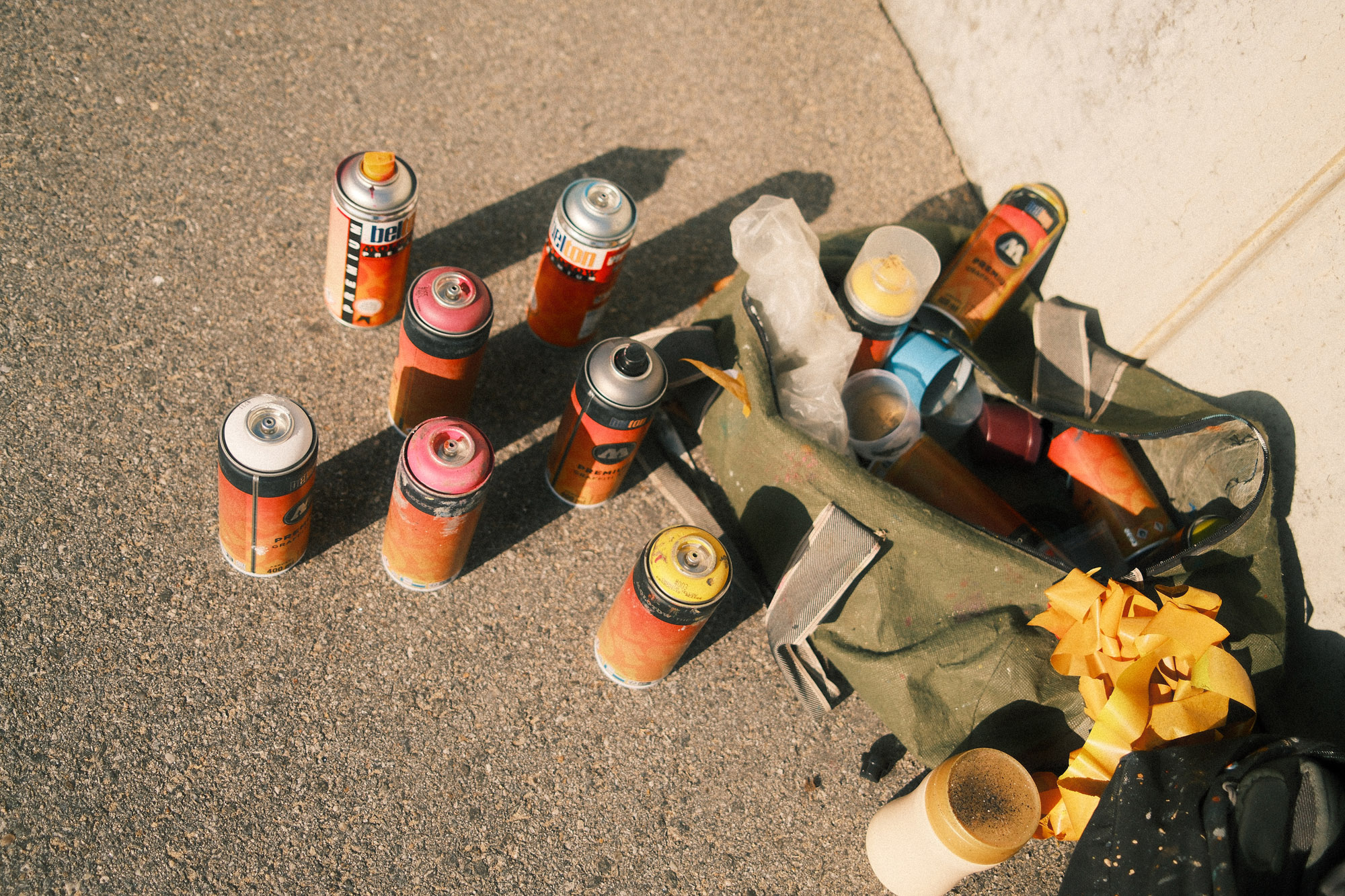 Spraydosen und Farben fuer die Zusammenarbeit mit Loomit