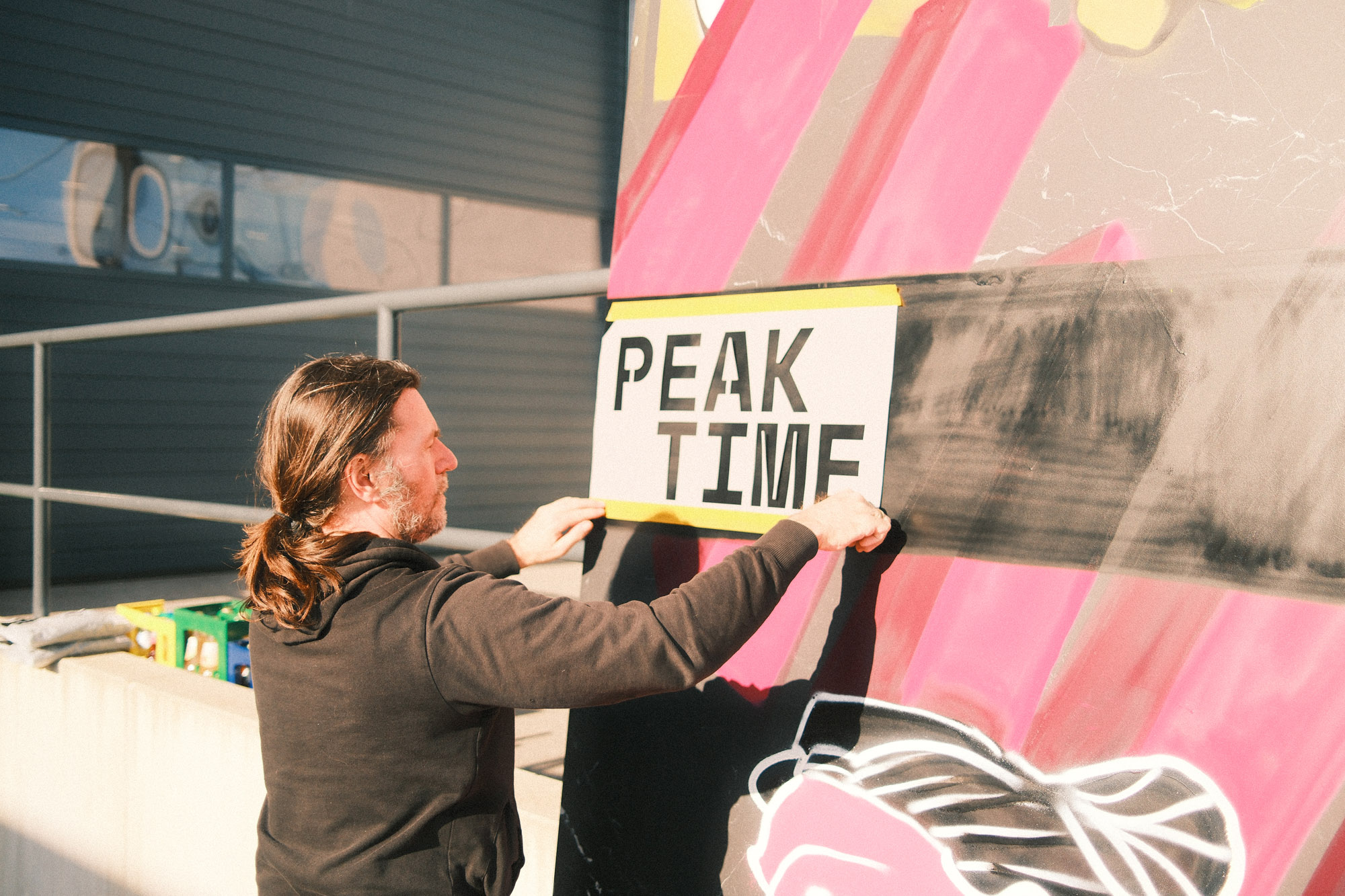 Detail mit PEAK TIME Zeichen im entstehenden Kunstwerk