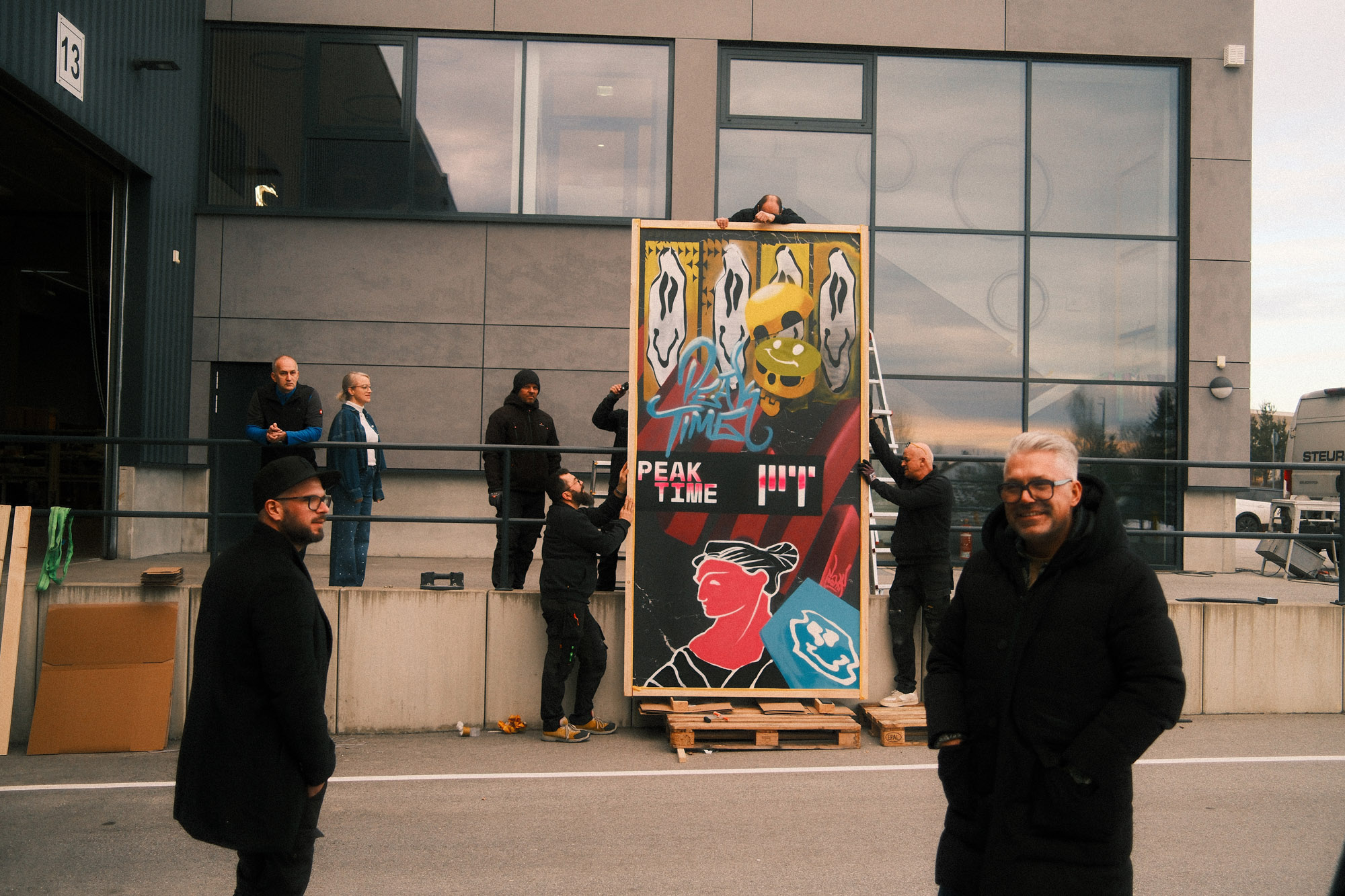 Das fertige PEAK TIME x Loomit Werk vor dem Foyer
