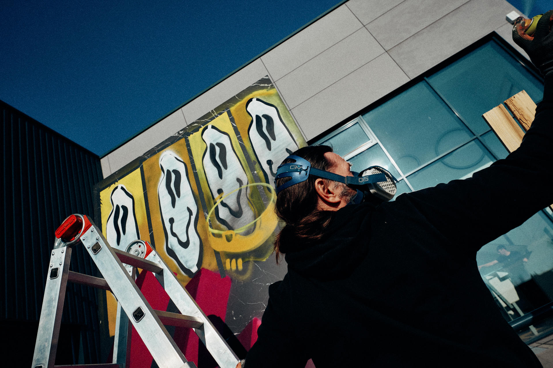 Loomit arbeitet an der Keramikplatte